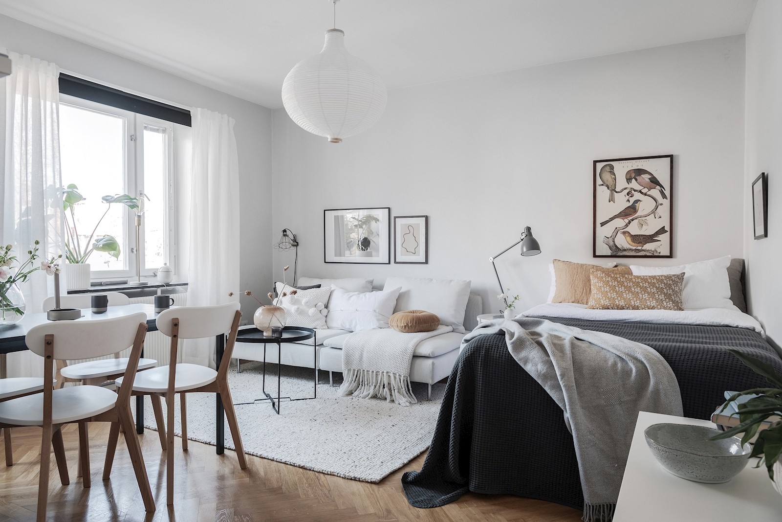 Välkomna till denna charmiga etta på Träringen 50