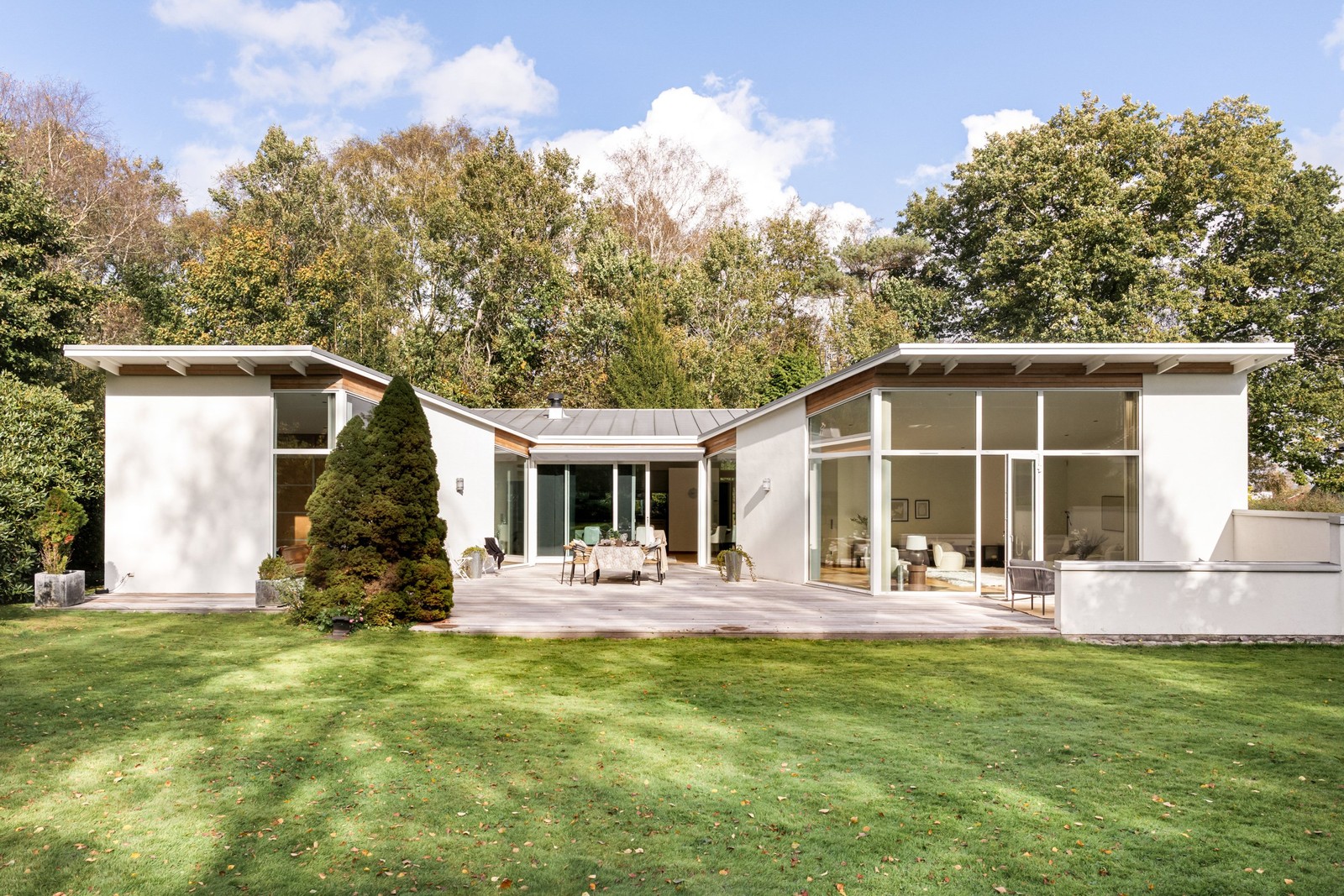 Välkomna till en helt fantastisk arkitektritad enplansvilla om hela 197 kvm