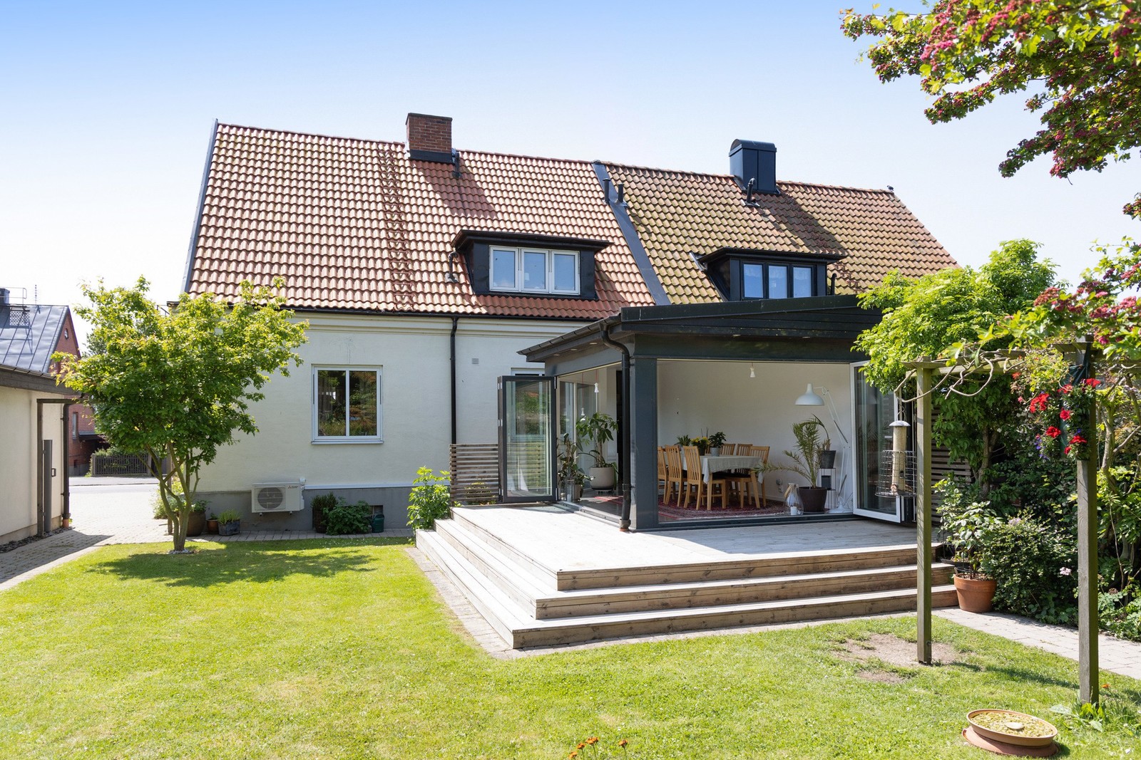 Välkomna till detta charmiga hus