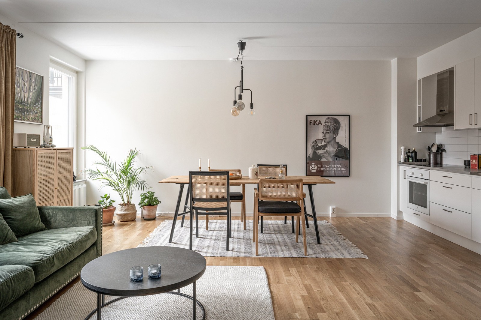 Kök och vardagsrum i öppen härlig planlösning