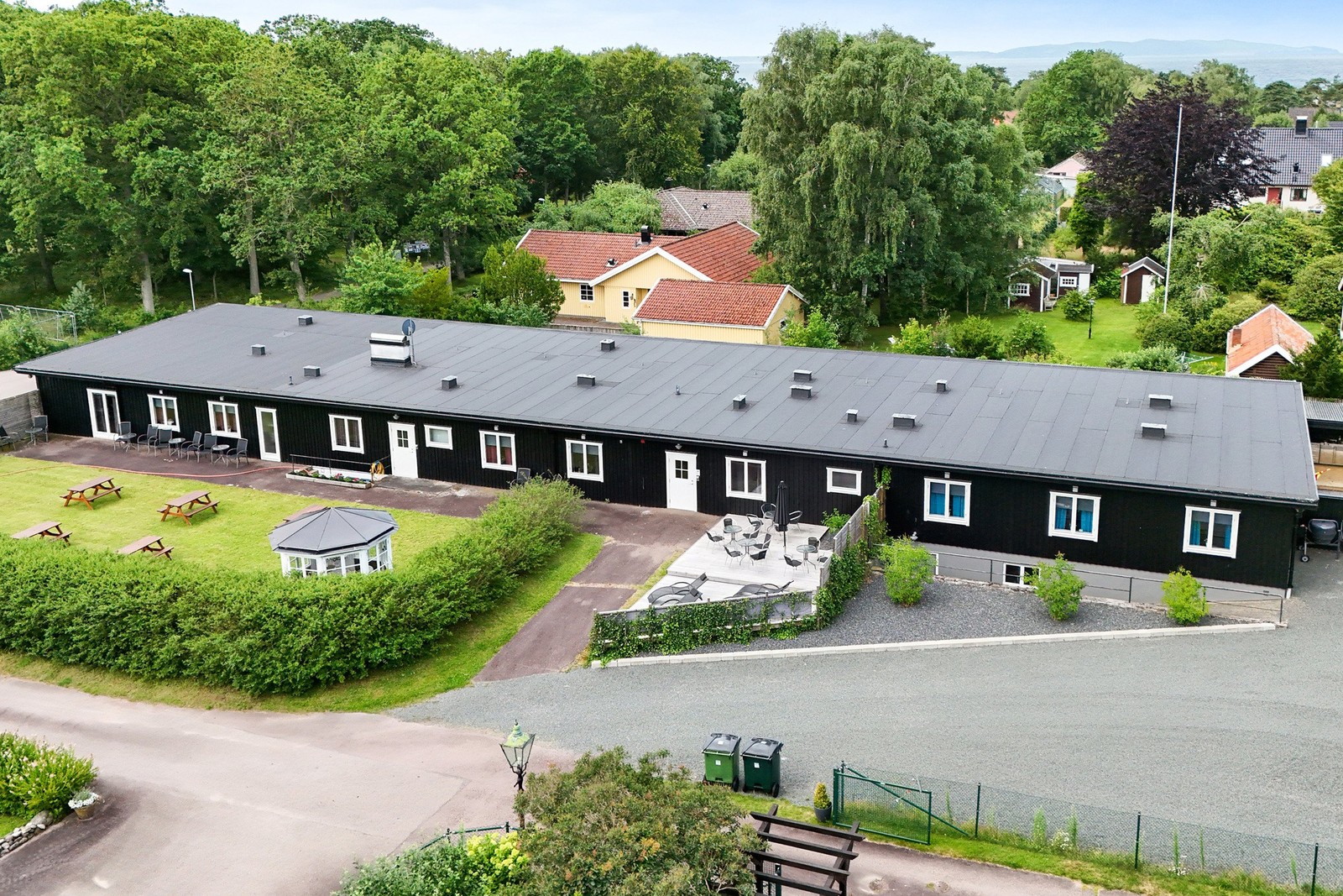 Många rum och flera utgångar till altaner och trädgård