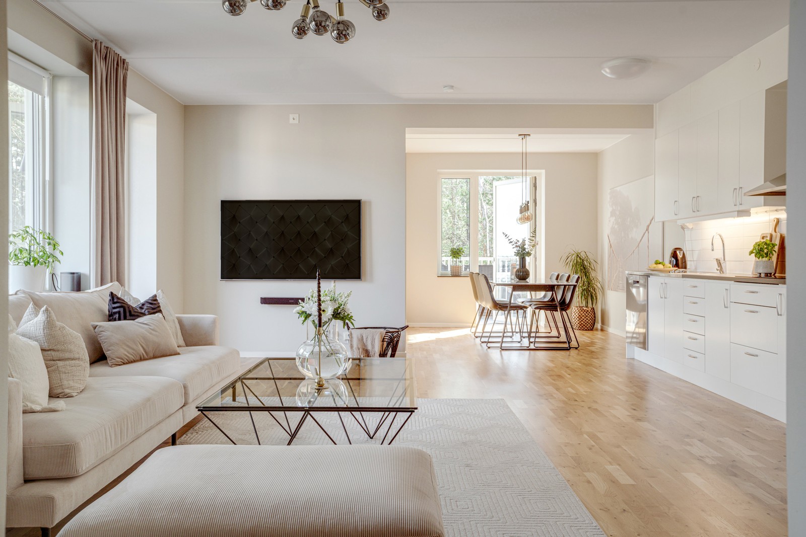 Öppen planlösning med stora sociala ytor