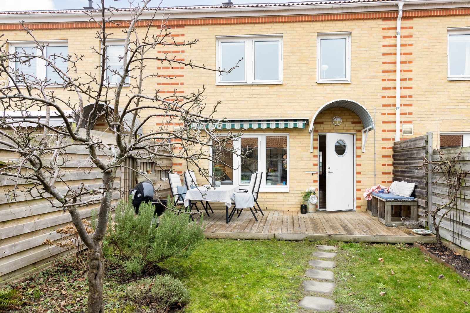 Entrésida med gräsmatta