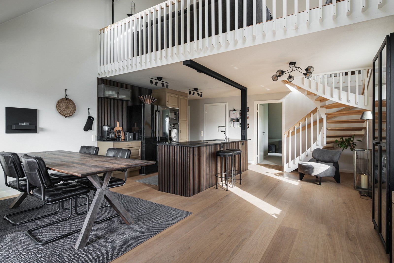 Varmt välkomna till stilfulla AR Lorents gata 61!