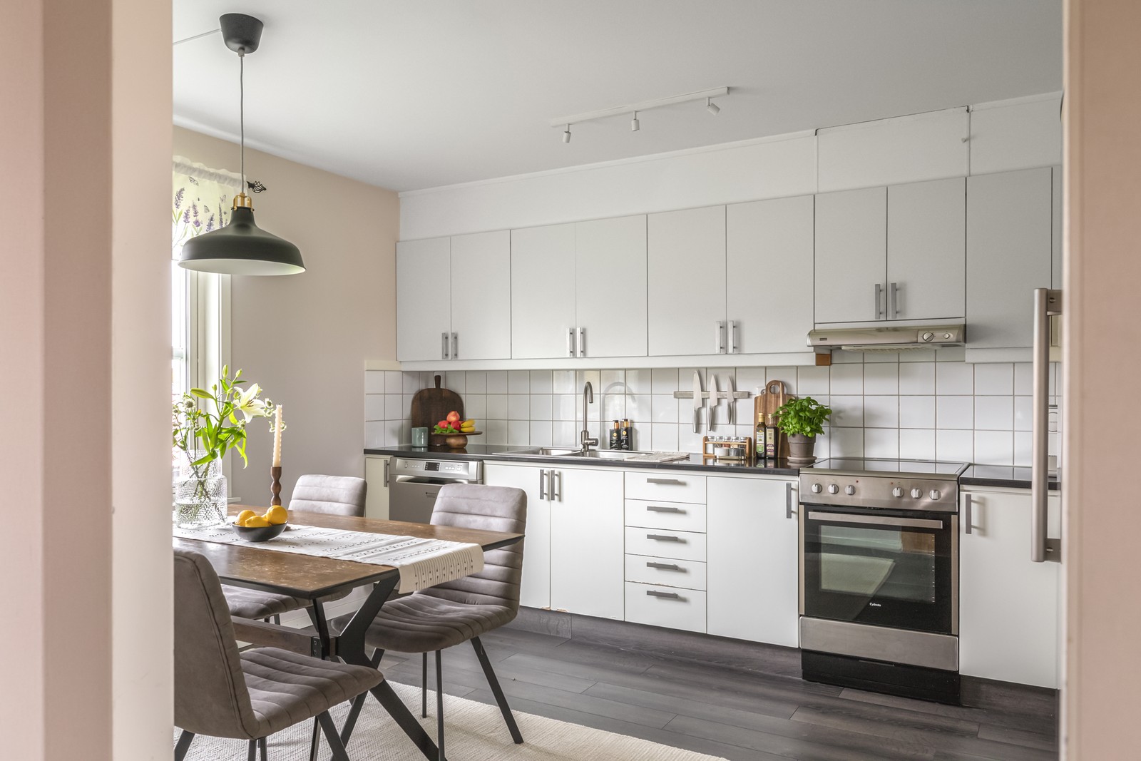 Ljus och luftigt kök med en naturlig plats för matguppen.