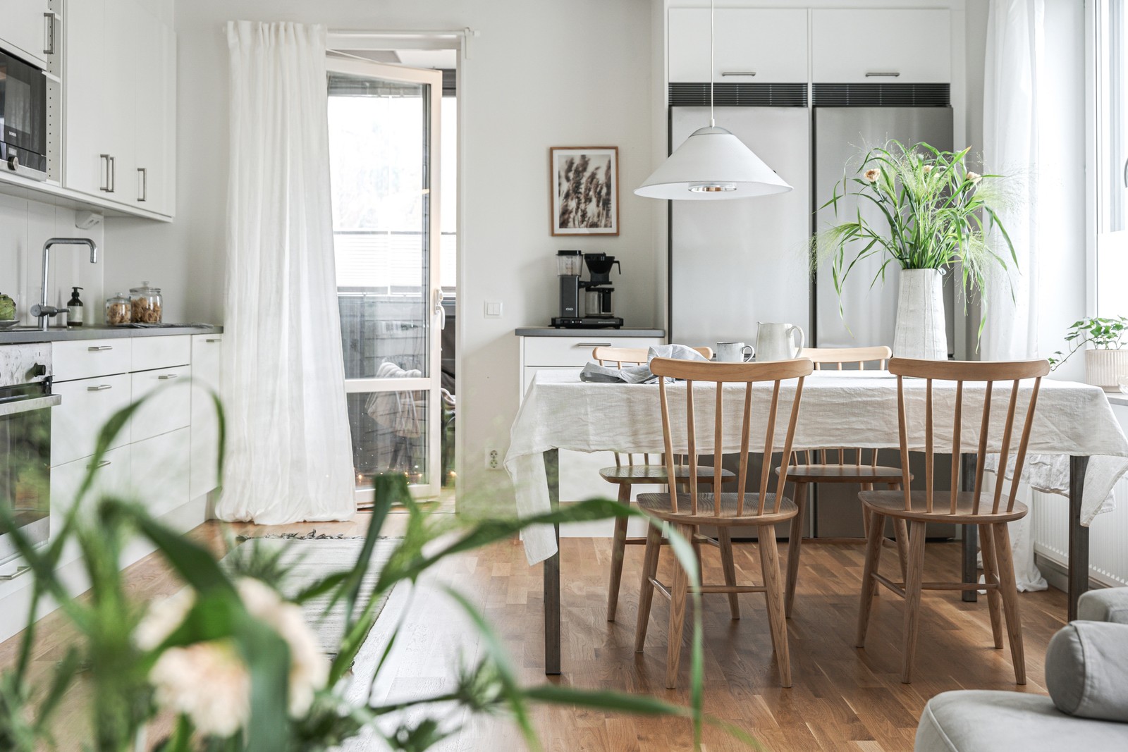 Ett större matbord får plats, perfekt för middagar i goda vänners sällskap.