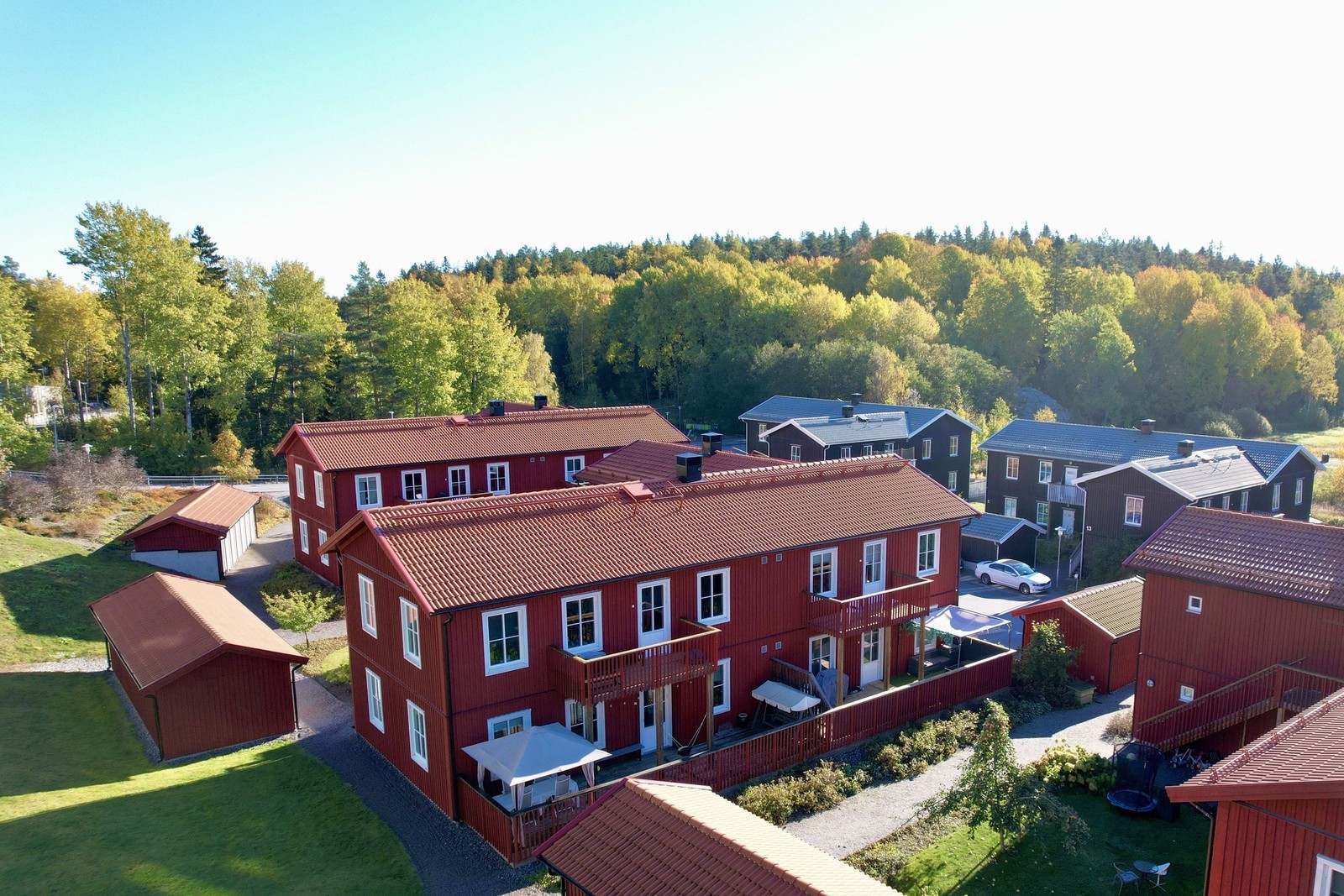 Fasad och balkong (till höger)