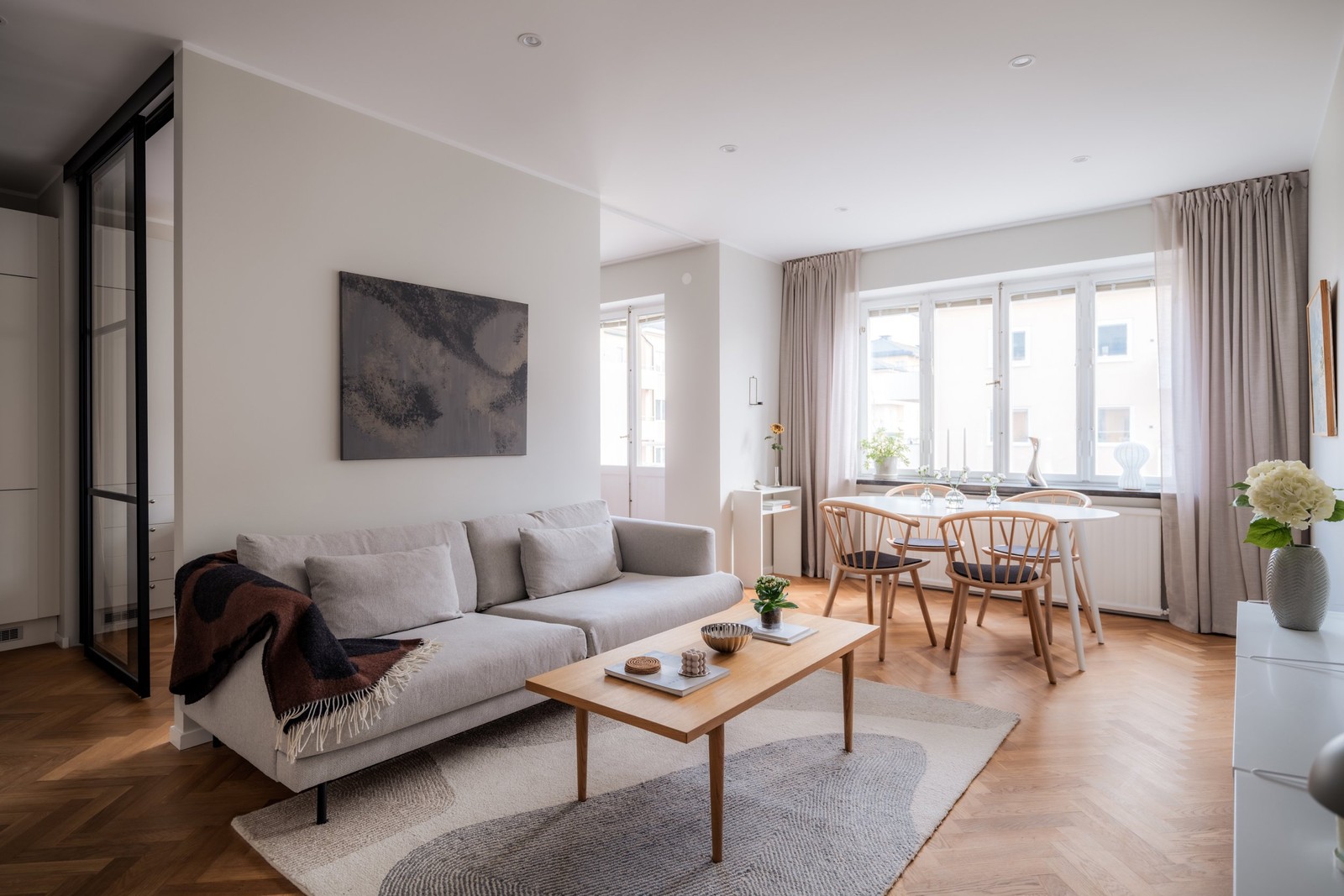 Ljust vardagsrum med stort fönsterparti