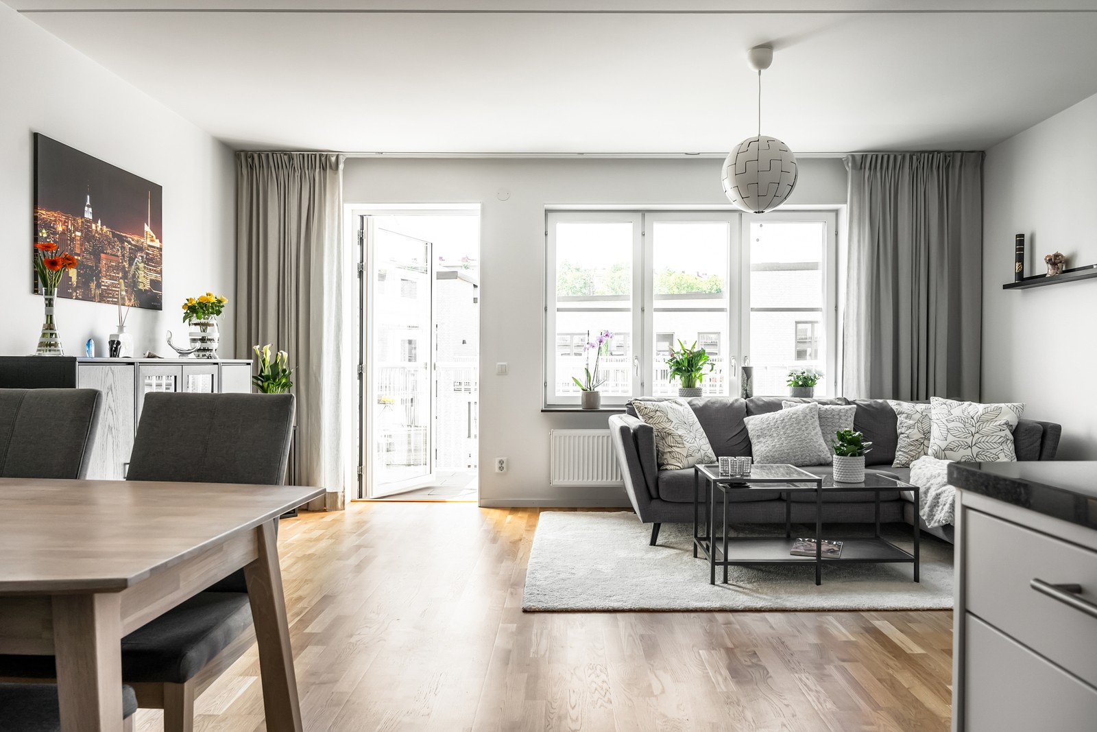 Ljuset flödar in via de stora fönstren och sprider sig fint över varje kvadratmeter