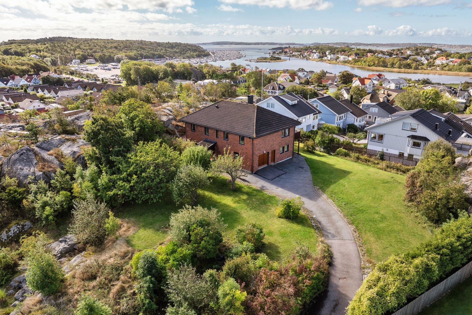 Pampig villa med en privat och stor tomt på ca 2789 kvm