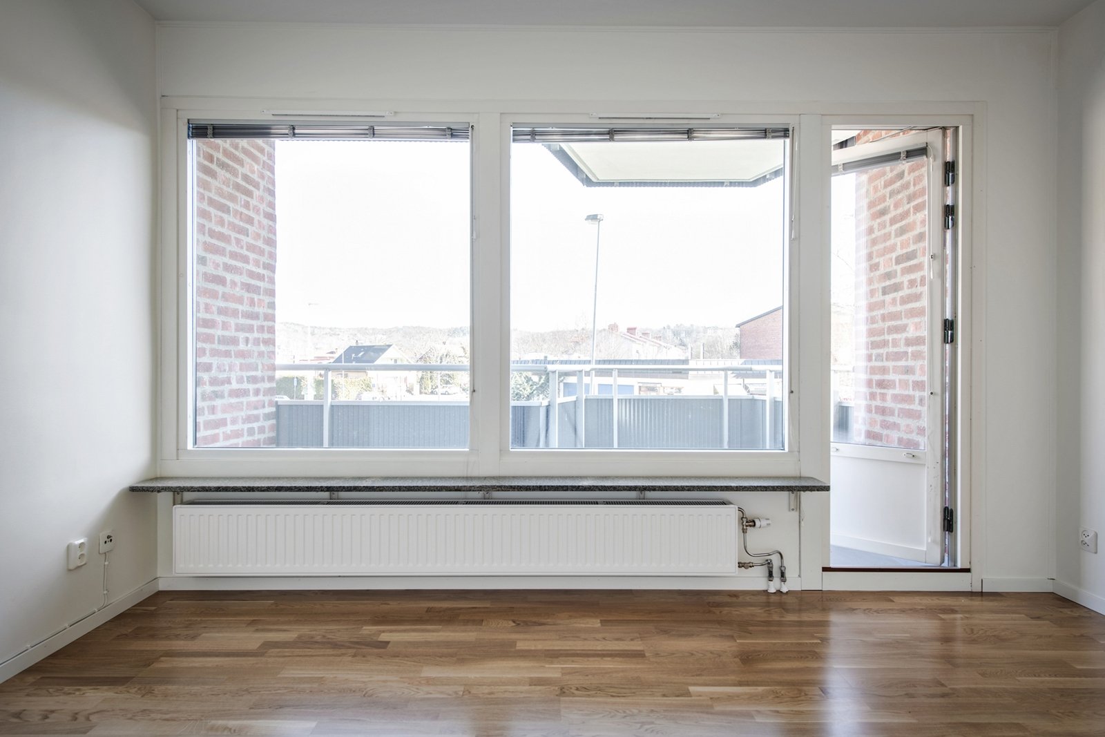 Ljust och trivsamt vardagsrum med möjlighet för en större soffgrupp