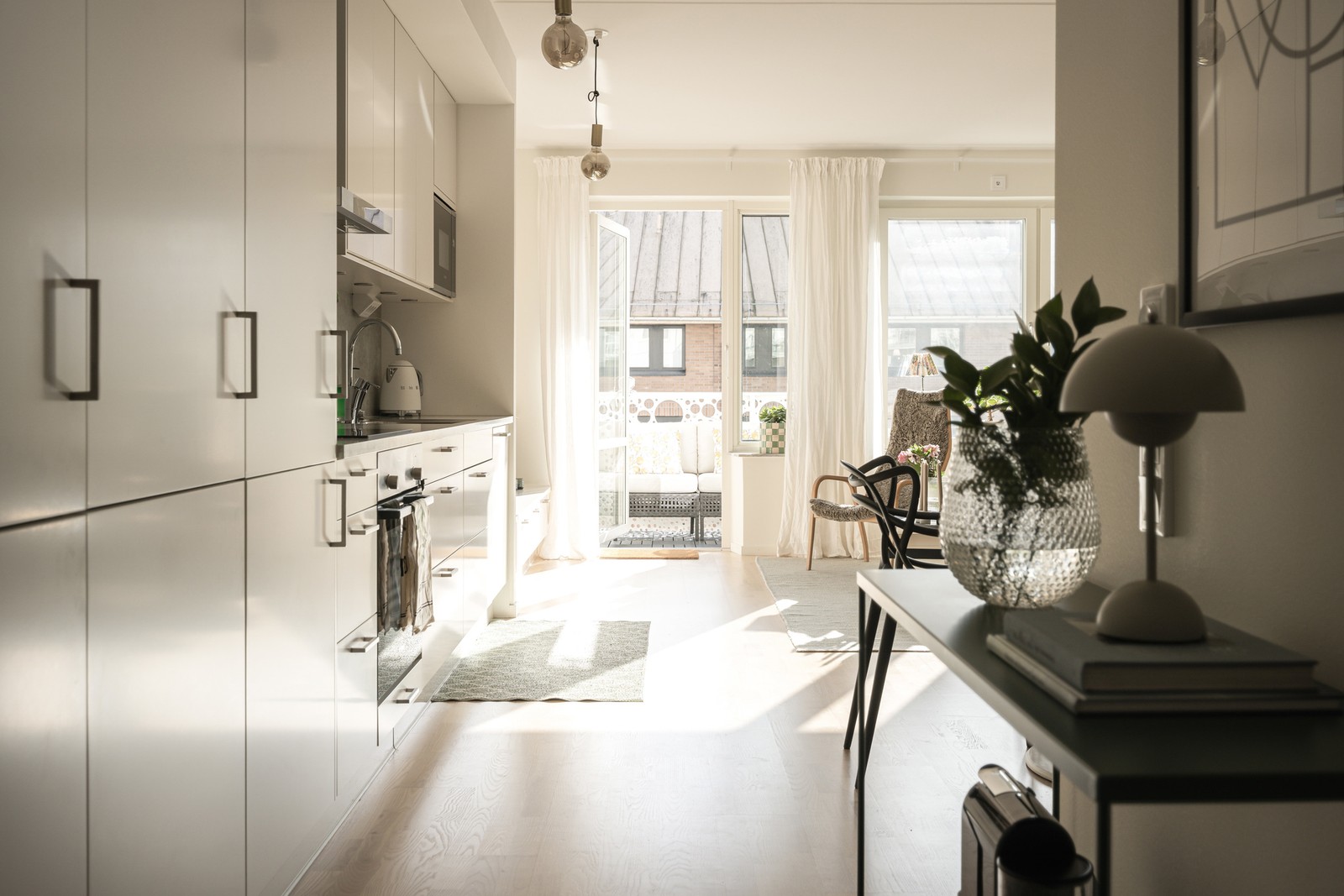 Här finns gott om arbetsyta och förvaring för kökets alla redskap