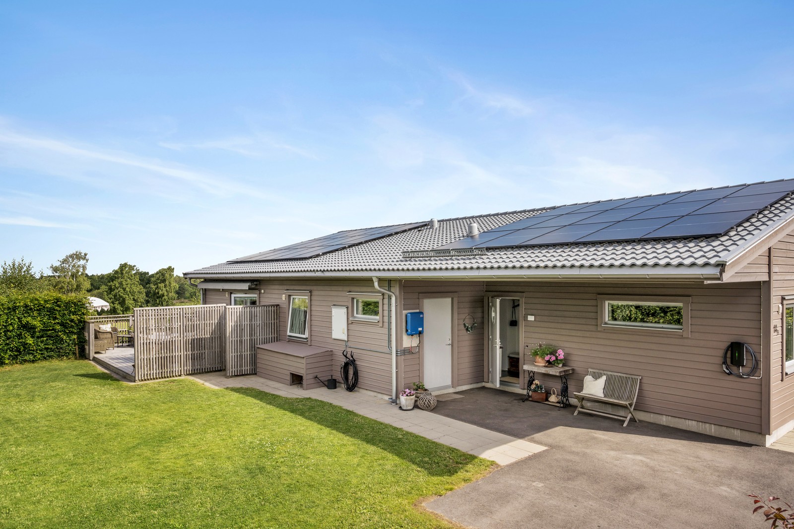 Lättskött enplanshus med solceller och generösa uteplatser.