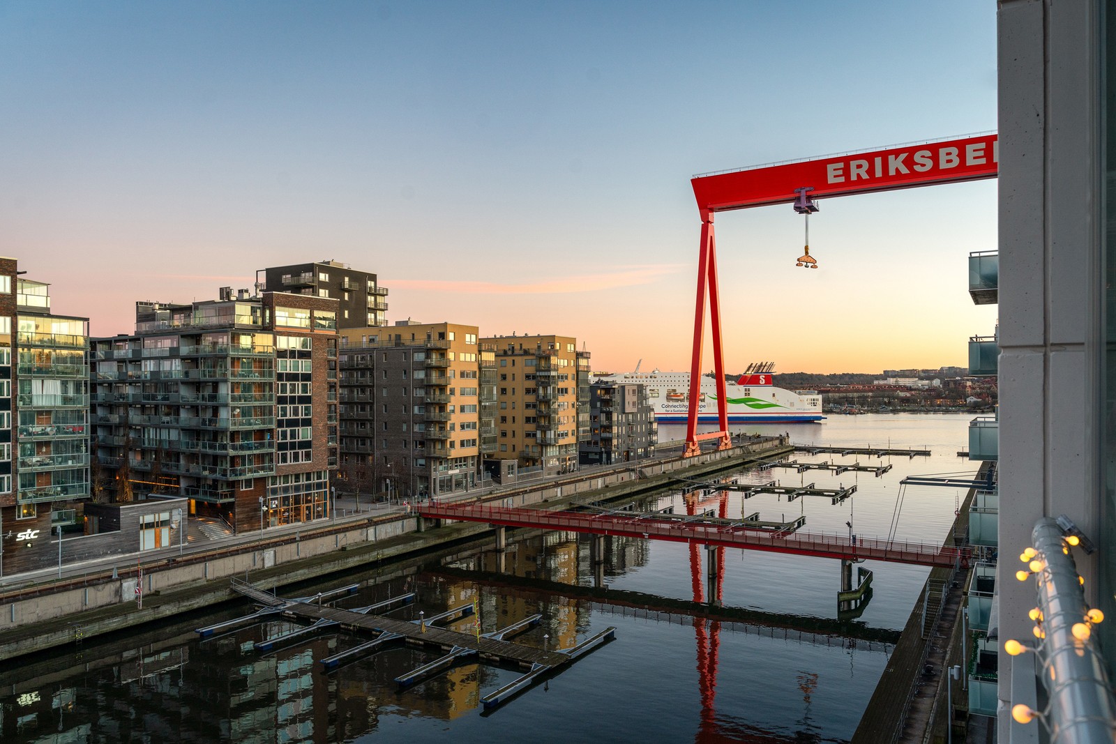 Magisk utsikt över Eriksbergsdockan
