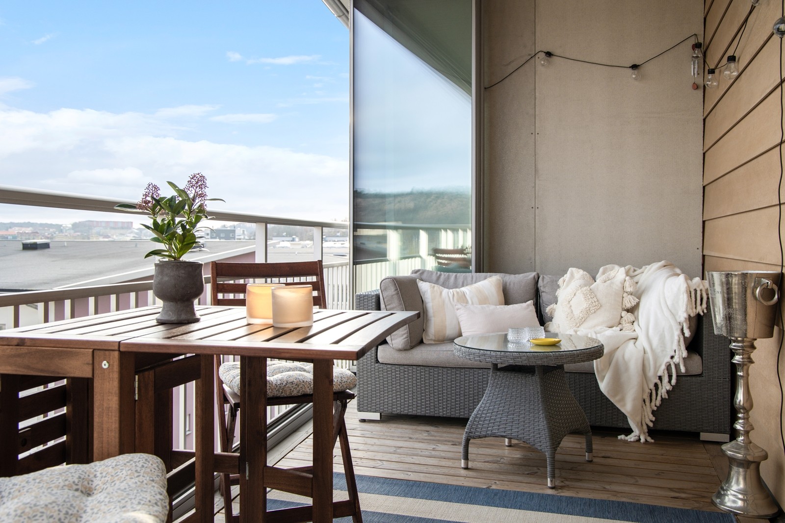 Härligt solig inglasad balkong med utsikt över takåsarna