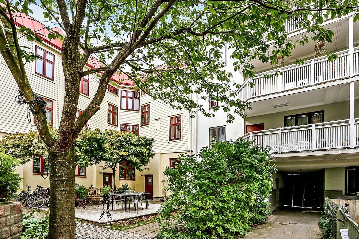 Föreningens grönskande innergårdar blir en naturlig plats att umgås på