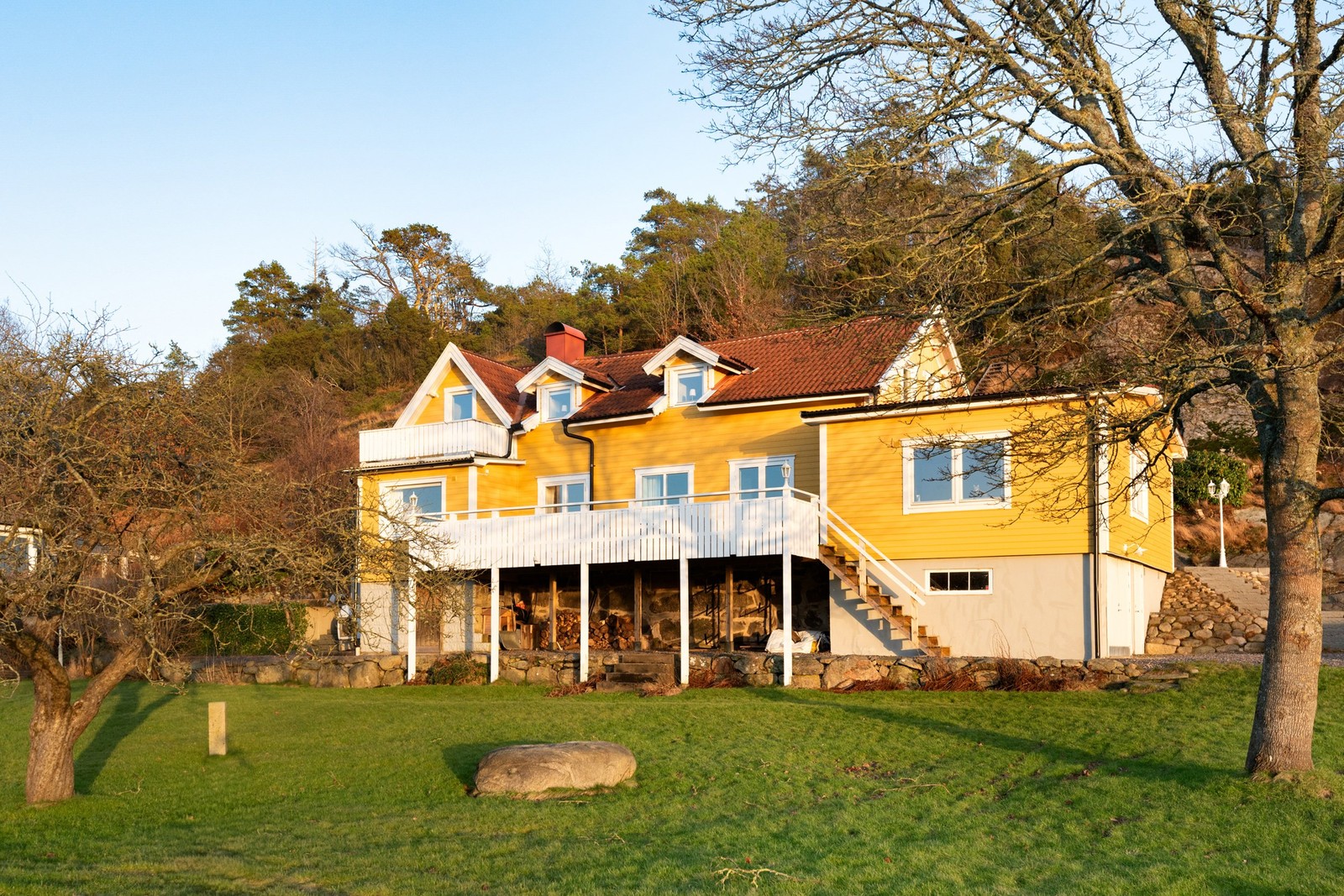 Härliga ytor såväl utvändigt som invändigt i denna rymliga familjevilla