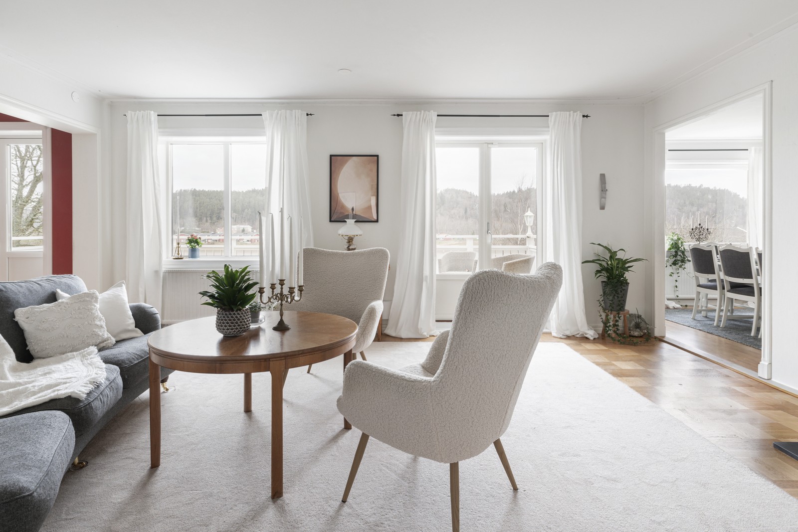 Stora fönster skapar ett fantastiskt ljus