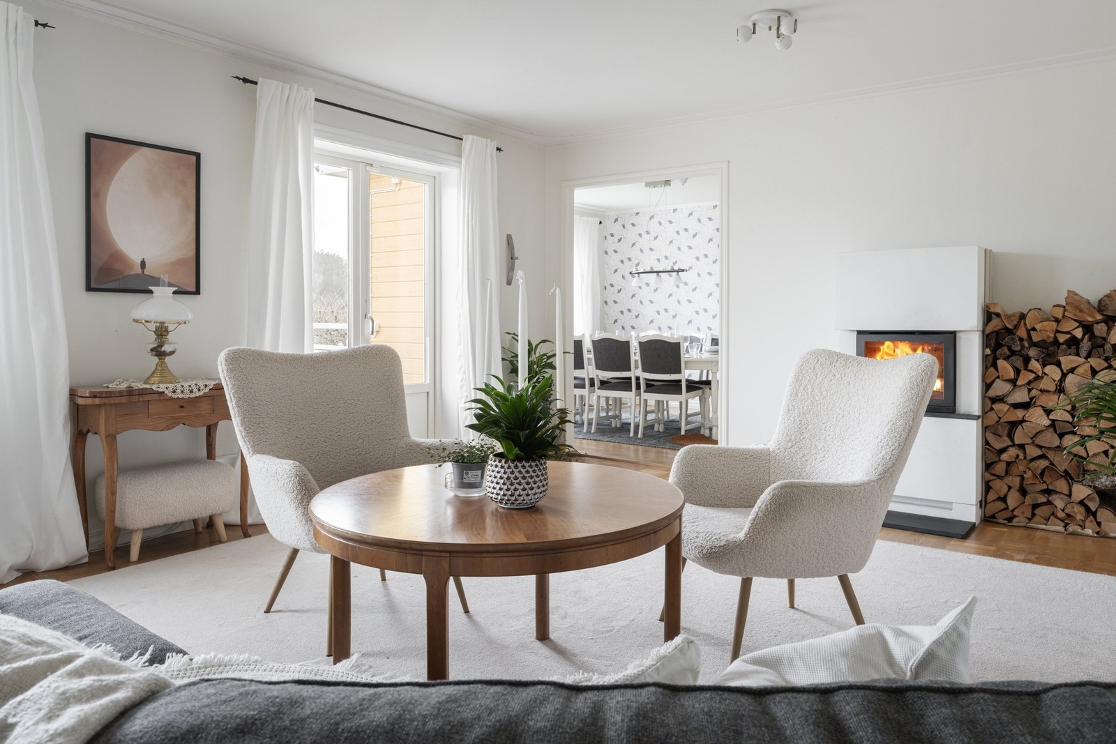 Här värmer braskaminen gott under kalla vinterdagar