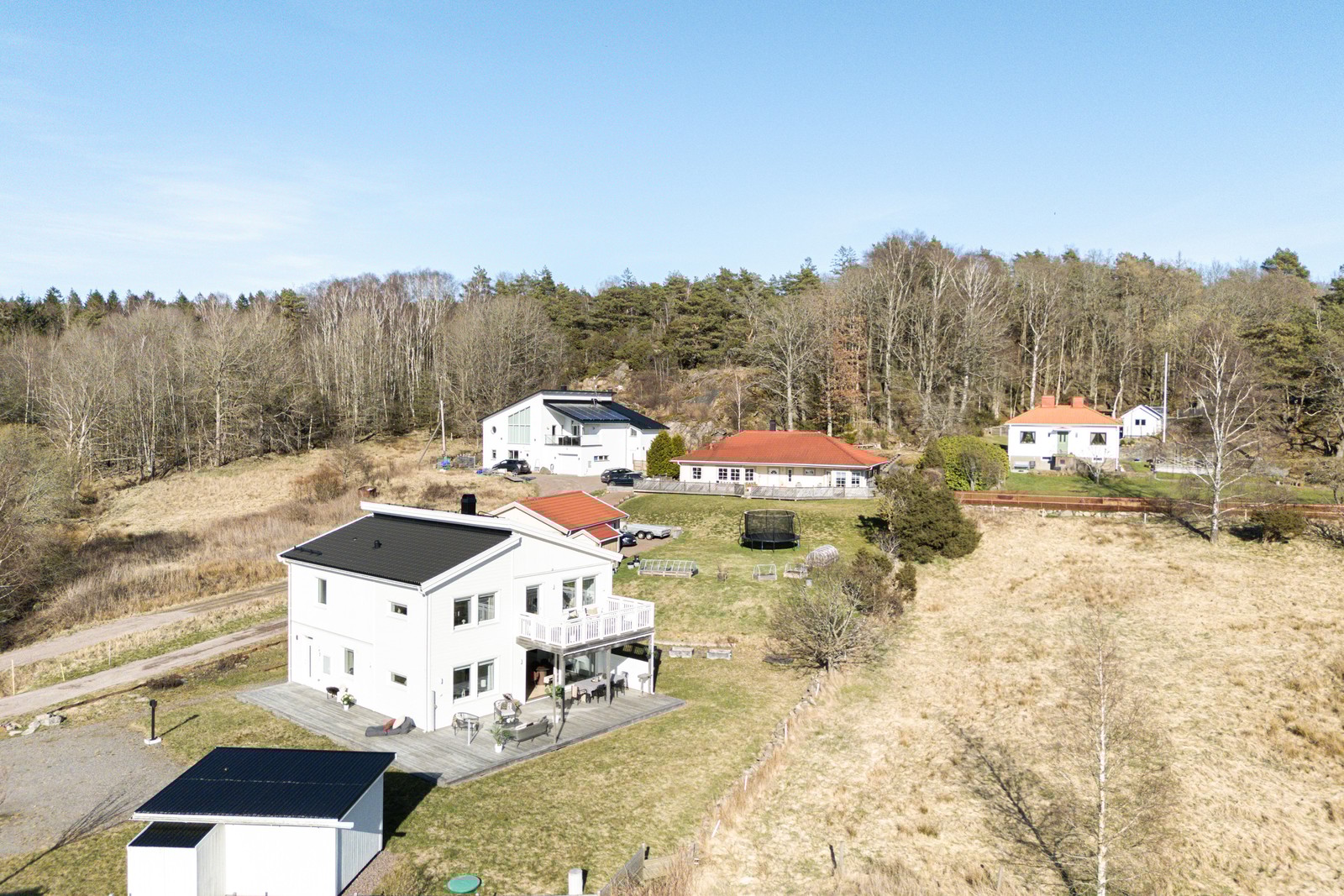 Fastigheten ligger lantligt men ändå nära stan