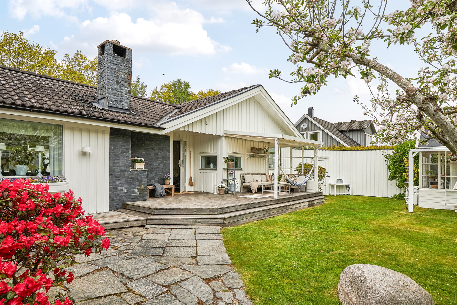 Trevlig villa i ett plan med fint planerad trädgård