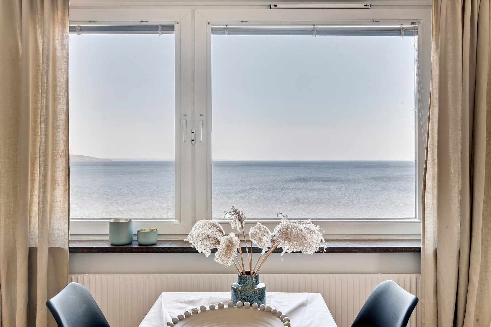 Magisk vy över Vättern inifrån lägenheten