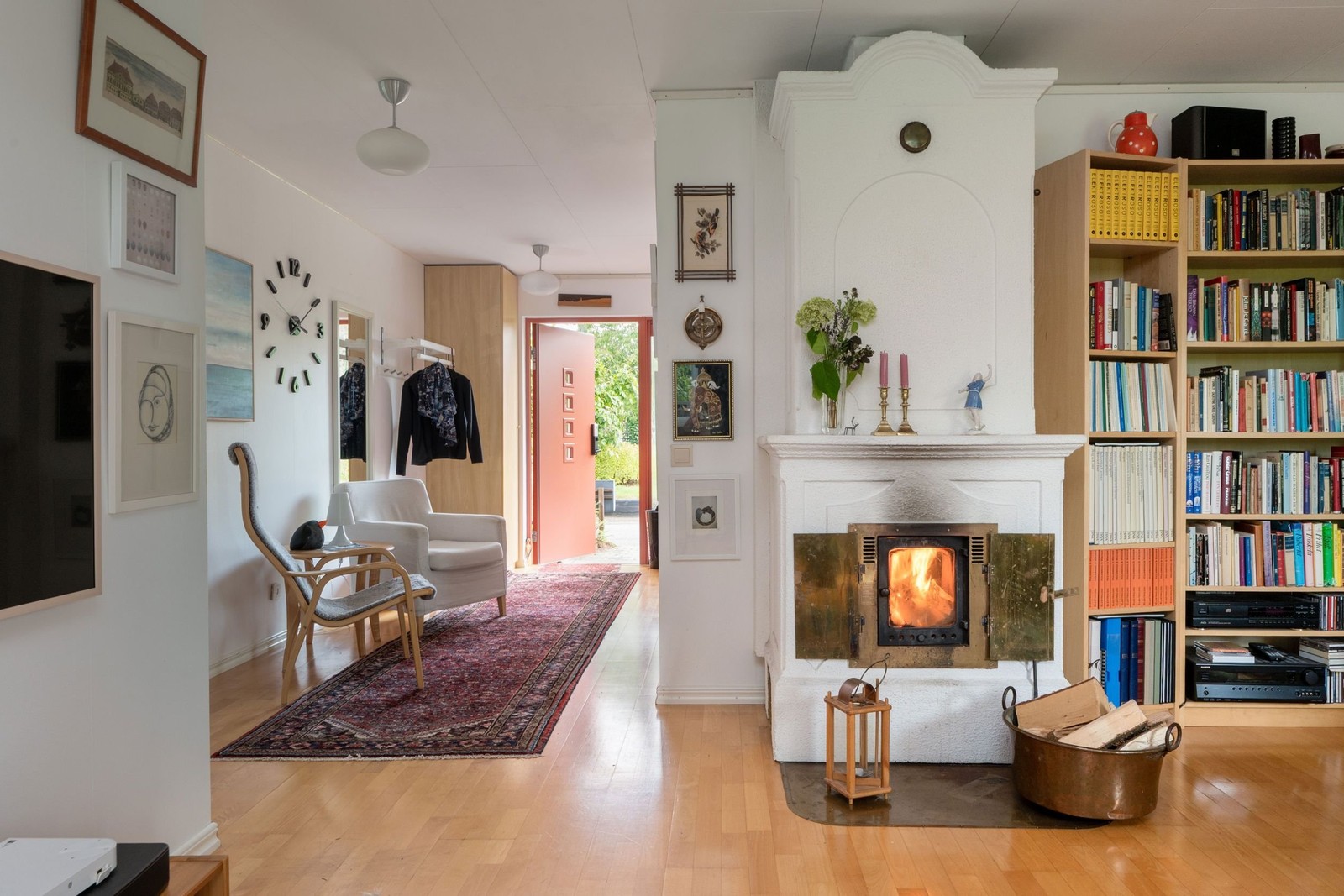 Stor sällskapsdel med vardagsrum och matrum.