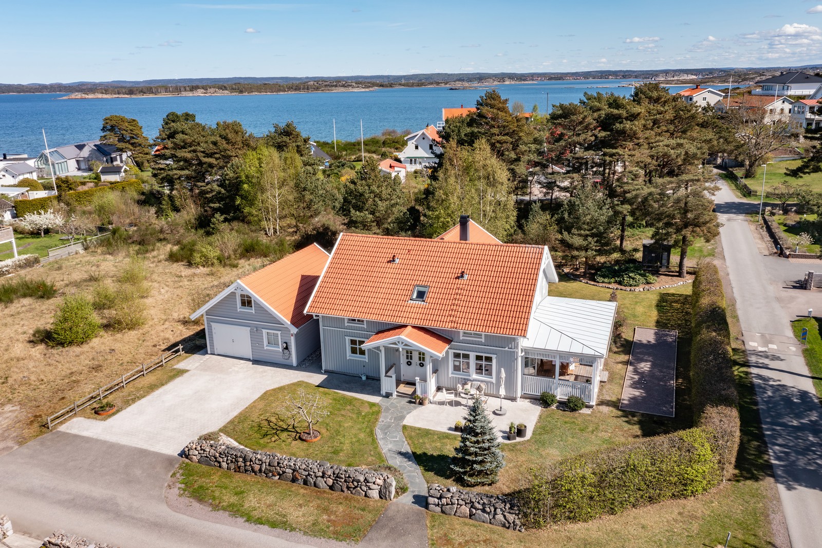 Vacker och modern skärgårdsvilla byggd 2000 med plats för den stora familjen