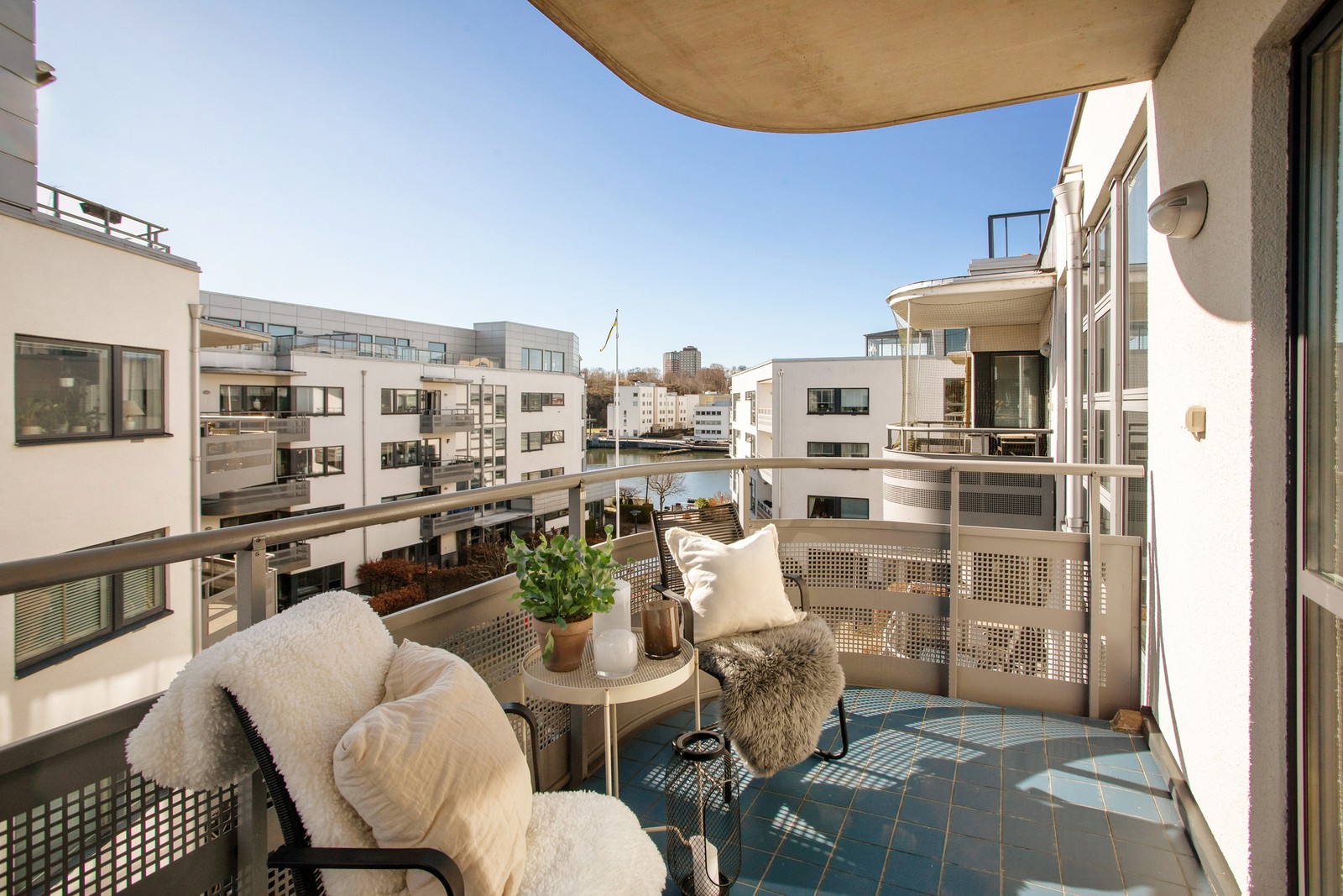 Högt soligt söderläge med blick mot vattnet