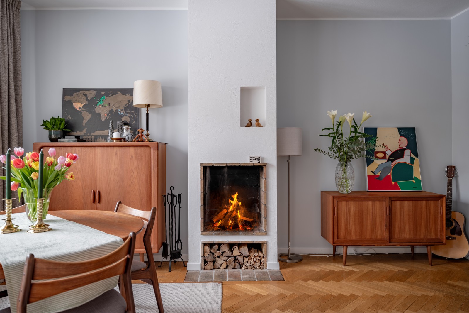 Vardagsrum med öppen spis