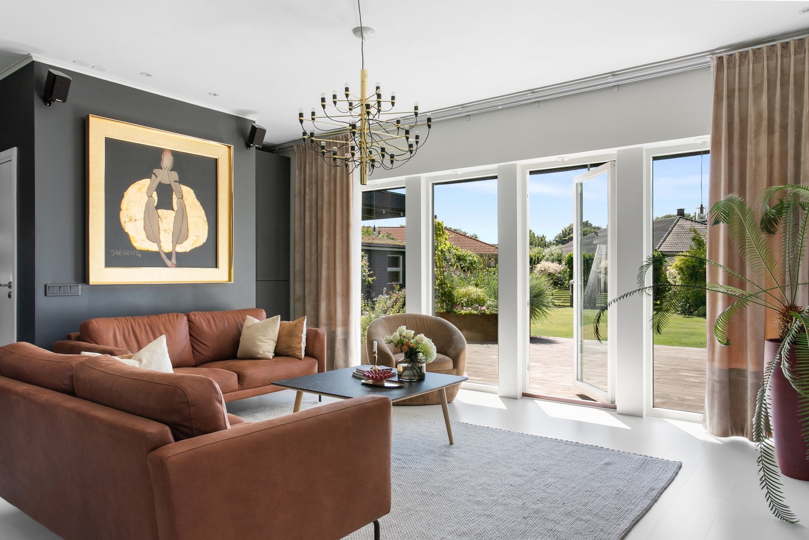 Stora fönsterpartier suddar ut gränsen mellan inne och ute