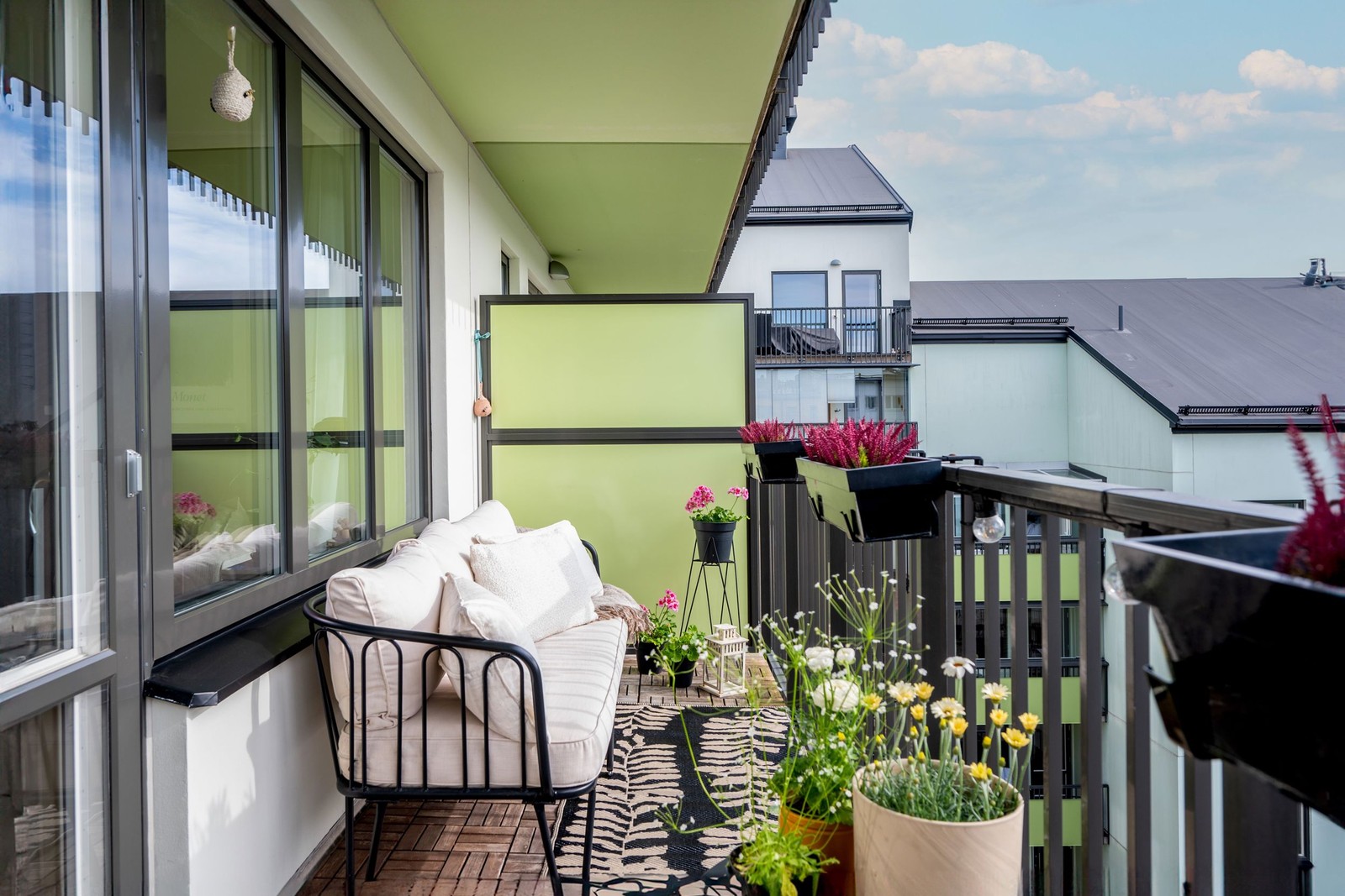 Stor balkong med plats för både loungedel