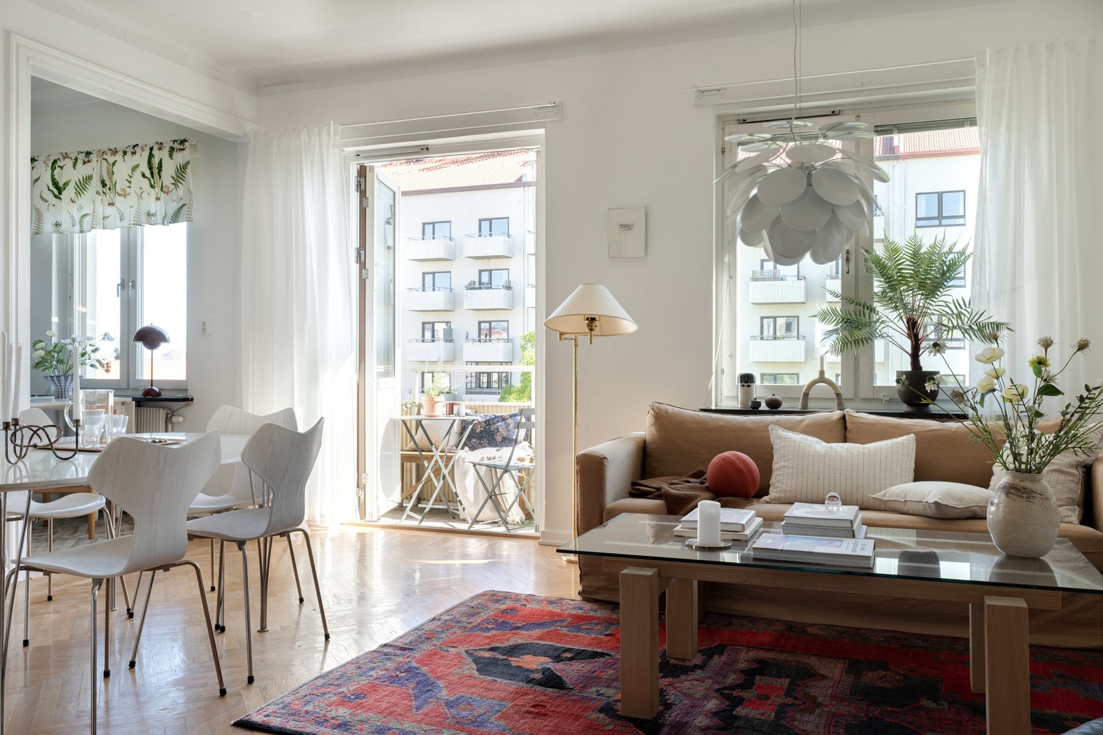 Underbart vardagsrum med fint ljusinsläpp!