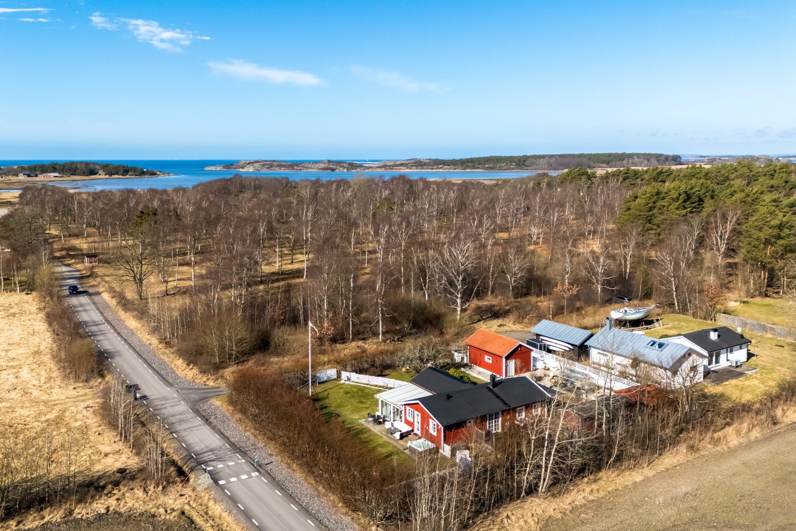 Rörmöstvägen 368, en havsnära villa med vacker trädgårdstomt, garage och växthus.