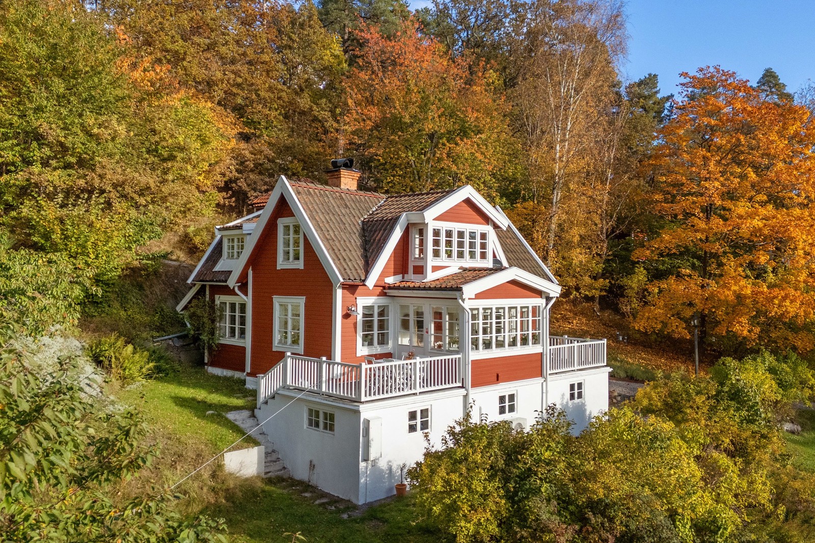 Unik fastighet på en generös tomt i Södra Lännersta med närhet till vattnet samt viss sjöutsikt.