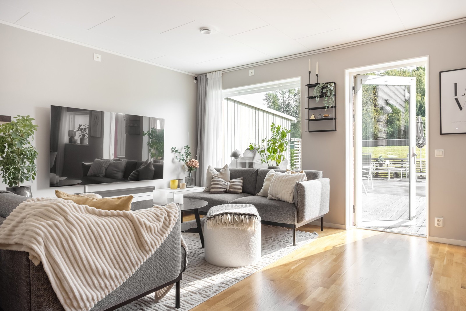 Sociala ytor med utgång till trädgård och altan