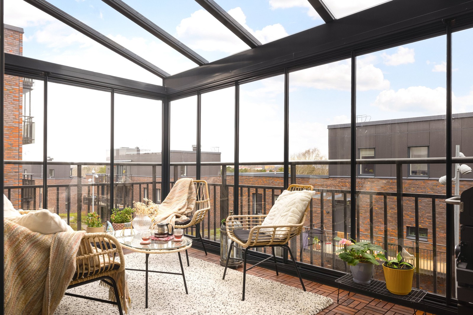 Välkomna till denna eleganta etagefyra på Smögengatan 26!