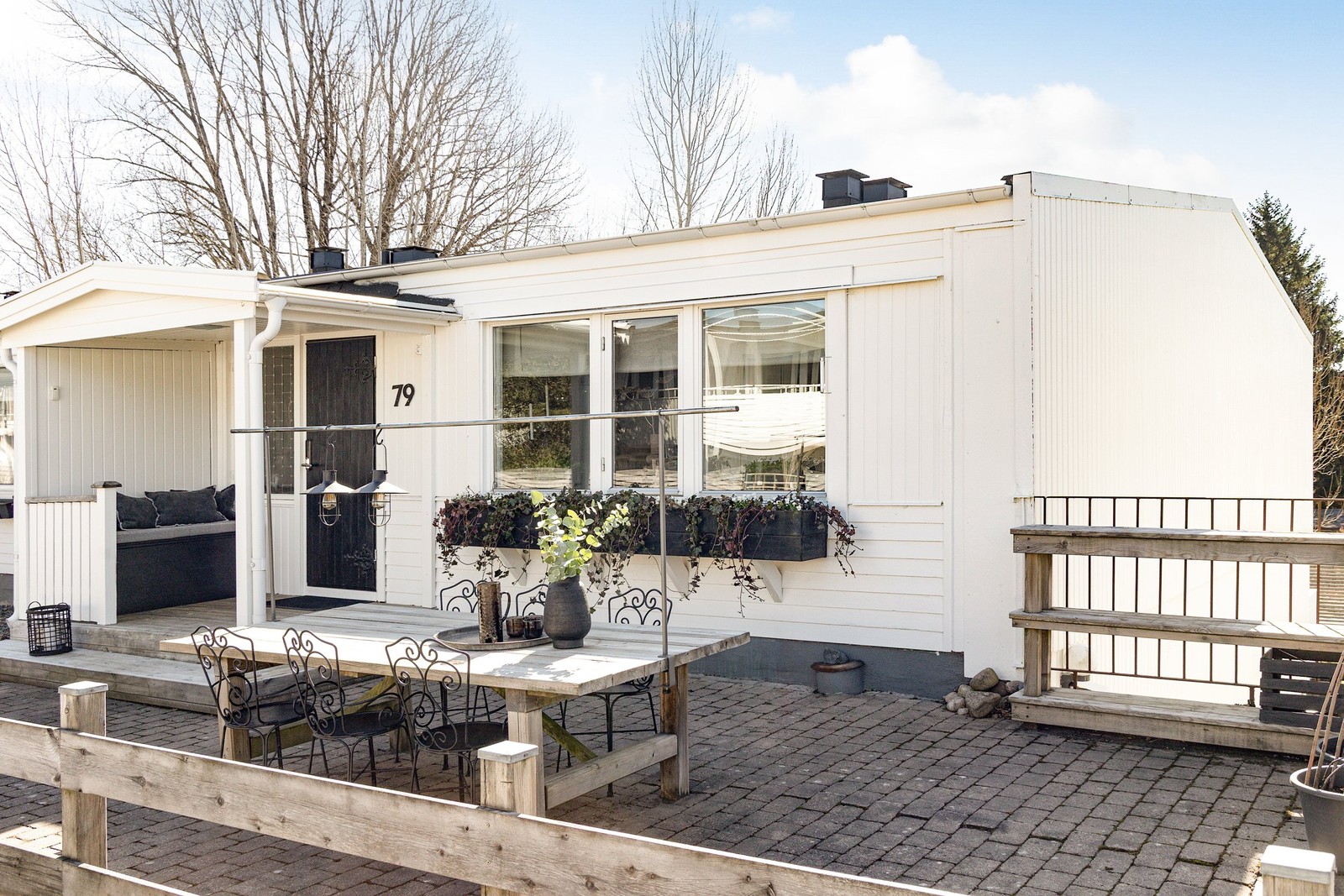 Välkommen till Höjdenvägen 79. Gavelläget ger en bra kontakt med husets trädgårdssida