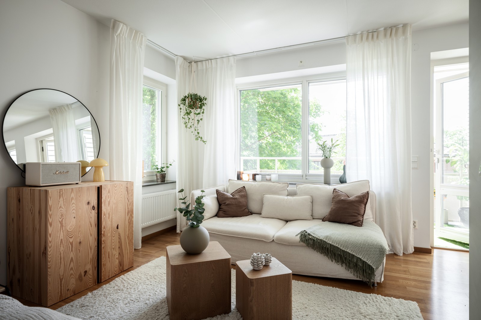 Vardagsrumsdelen ligger intill det stora fönsterpartiet