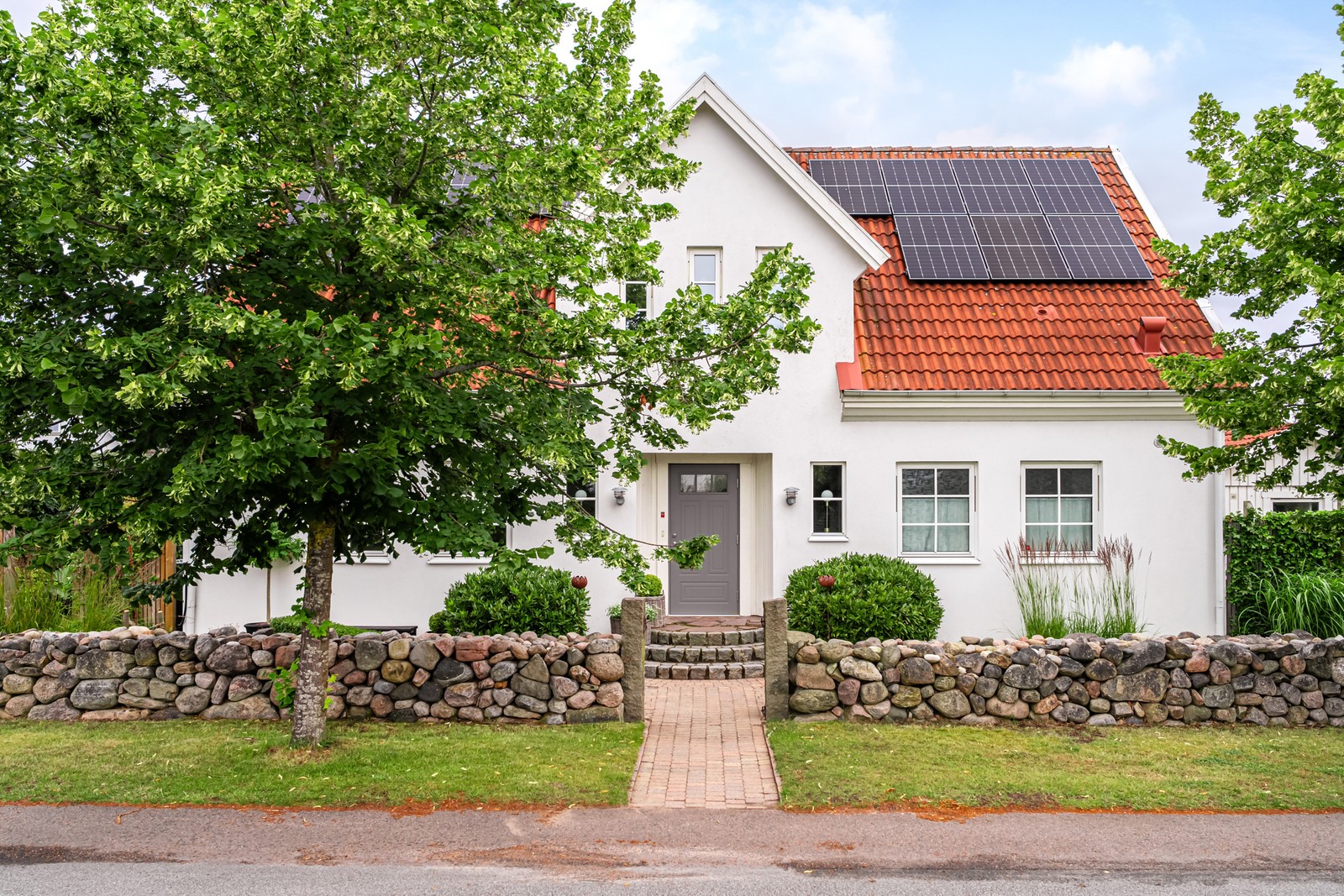 Välkommen till denna eleganta och vitputsade villa.