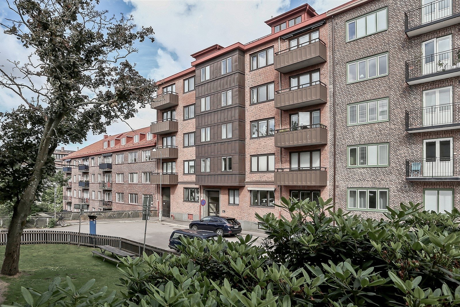 Välkommen till Walleriusgatan 2 och denna strålande ljusa tvåa på våning 4!