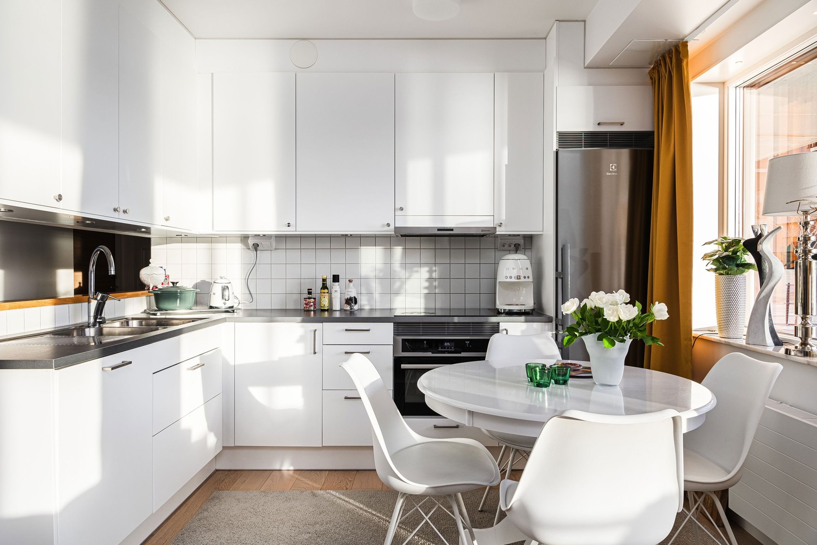 Kök med öppen planlösning.