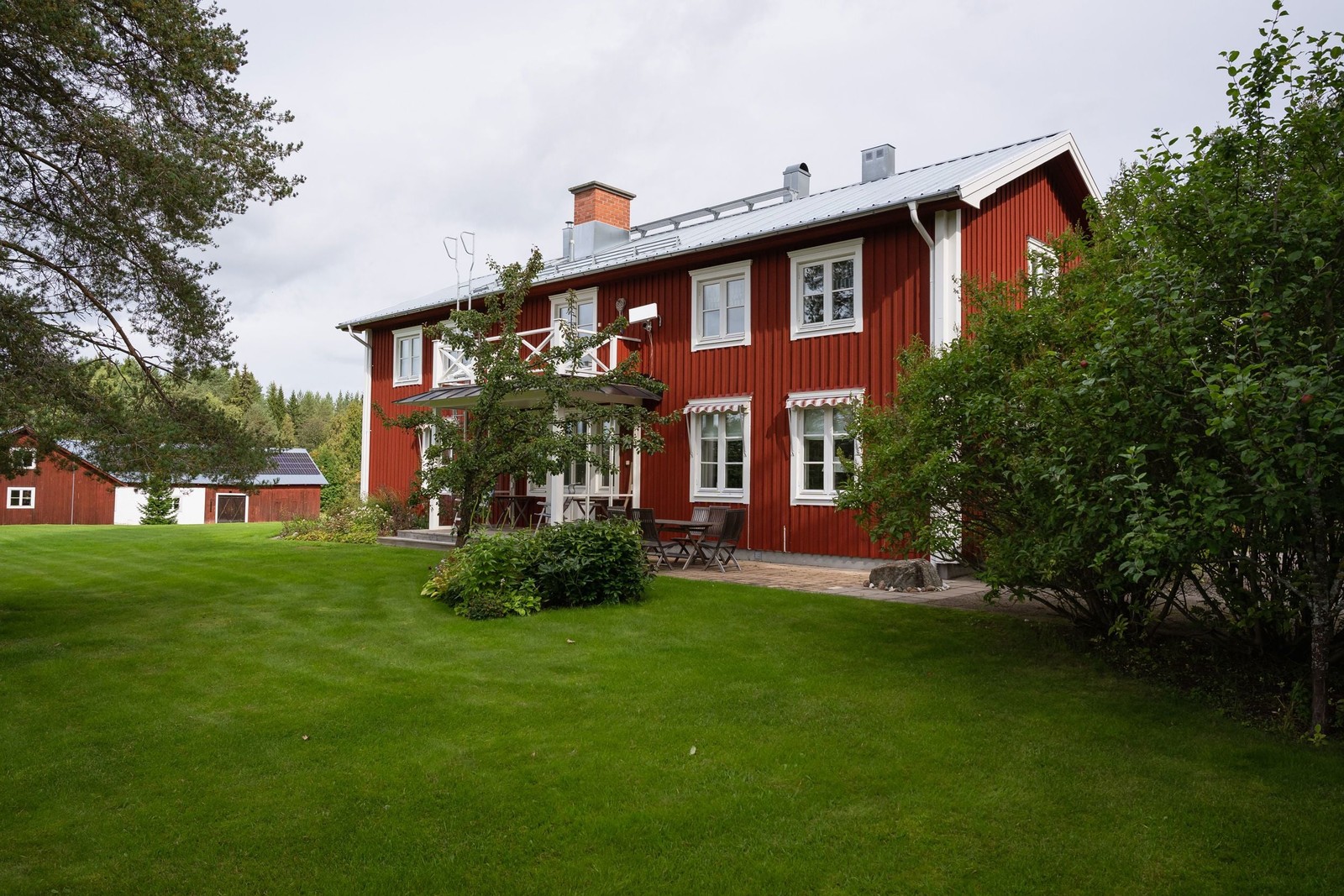 Ståtlig och gedigen villa på otroligt trevlig tomt i Norra Drängsmark