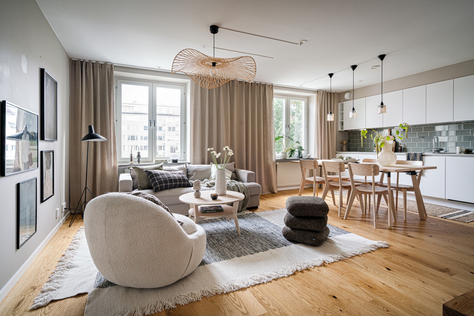 2,5 rum mitt i city med öppen planlösning och stora fönsterpartier