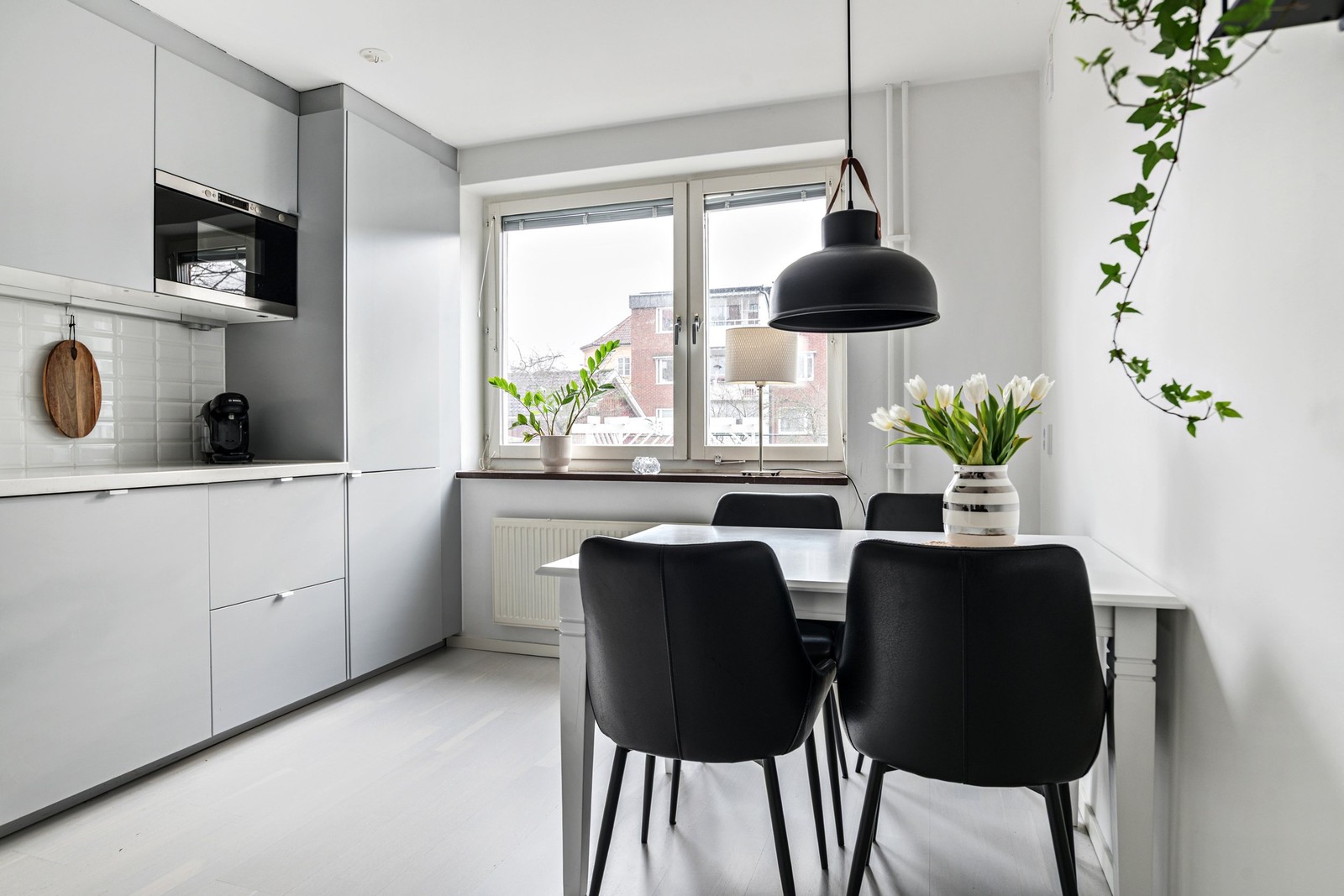 Ljust kök med matplats