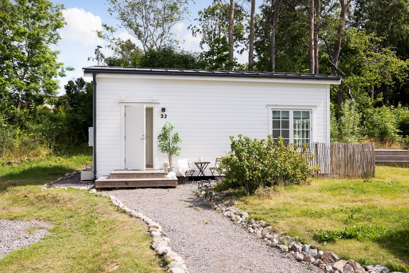 Egen bostad med sovloft, uteplats och parkering