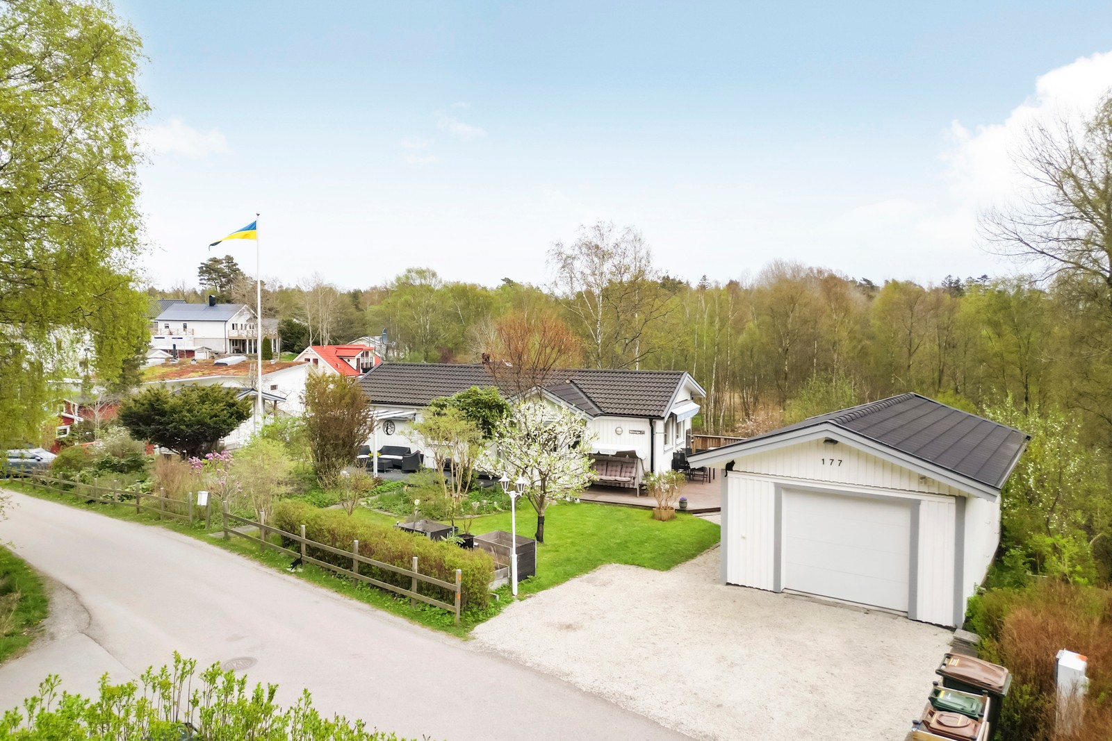 Mysigt renoverta hus med ett fint fristående garage