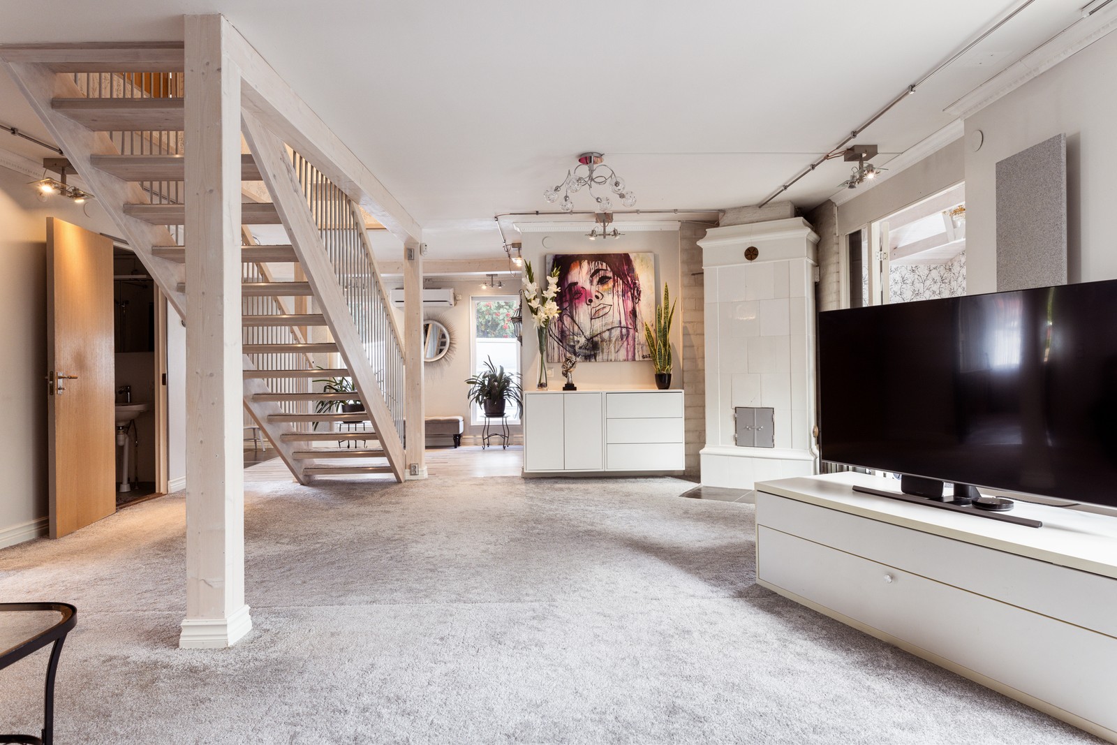 En vacker trappa leder upp till husets övre plan