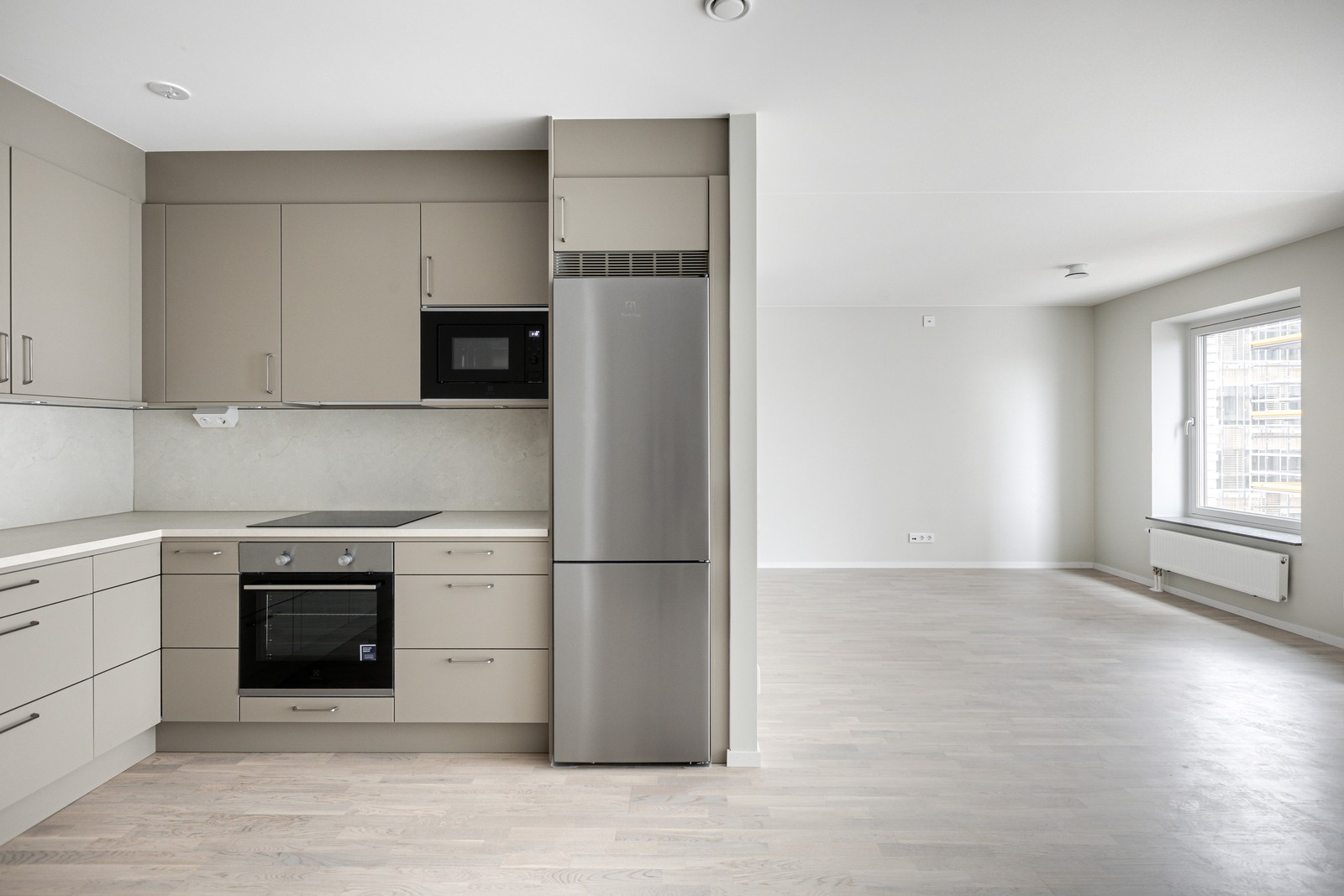 Öppen planlösning mellan kök och vardagsrum