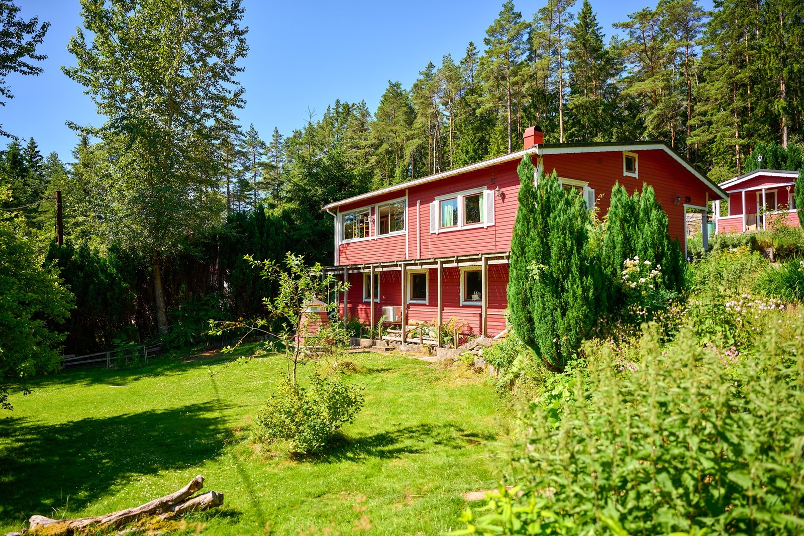 Vackert placerad i grönskan